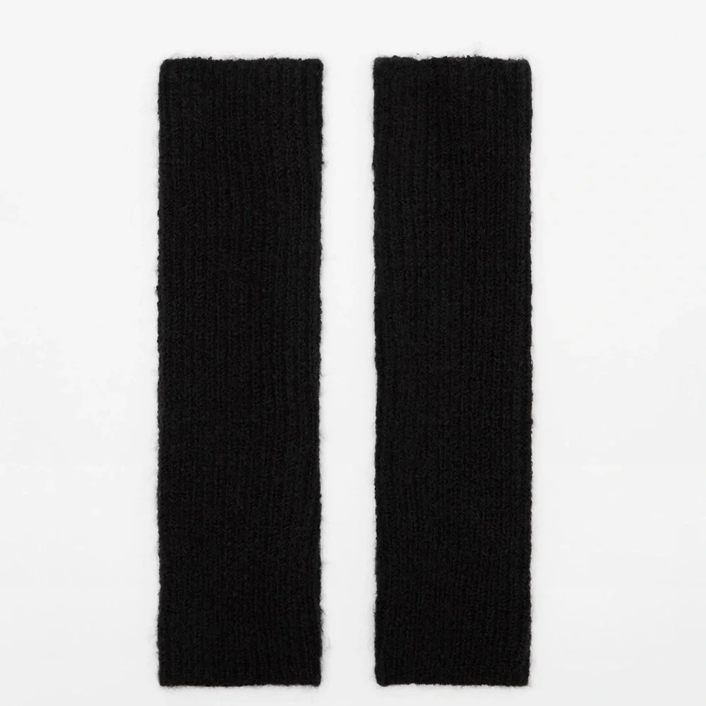 NWT. Zara Black Ribbed Knit Mittens.